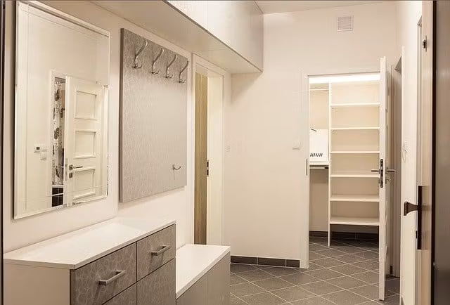 Коридор в бяло и сиво